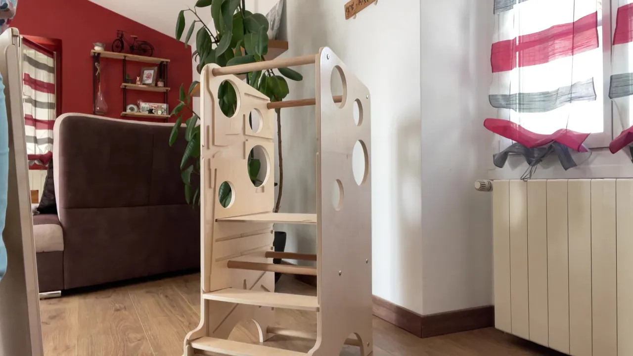 Monti Family vous propose sa Tour Montessori 5 en 1, un meuble
